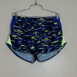 Nike || woman’s athletic shorts with inner underwear attached size 6